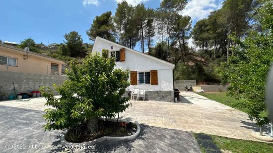 Acogedora casa con jardín y piscina en entorno natural - BARCELONA