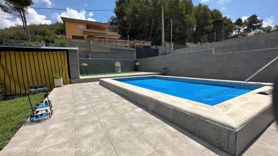 Acogedora casa con jardín y piscina en entorno natural - BARCELONA