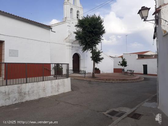 Chalet independiente y chalet adosado en venta en Calle Iglesia, Bajo, 06920, Azuaga - BADAJOZ