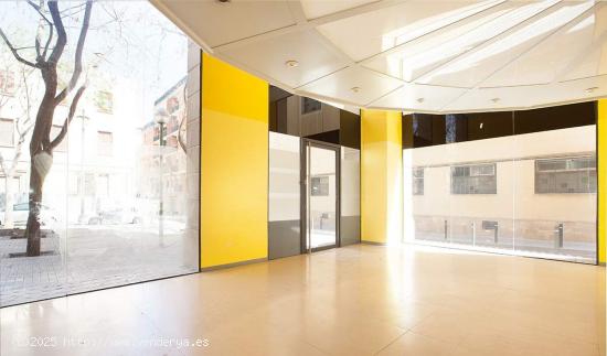  Local comercial esquinero en Les Corts - BARCELONA 