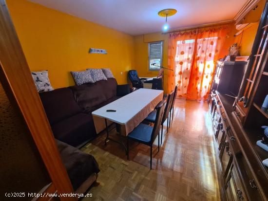 SE VENDE AMPLIO PISO EN VALENCIA DE DON JUAN, COCINA, SALÓN,3 HAB., BAÑO, TERRAZA - LEON