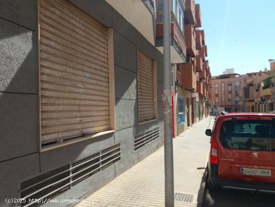 LOCAL CENTRICO 250  m2 EN EL EJIDO CON 20 m2 DE ALTILLO¡¡¡¡ NO COMPUTADO !!! - ALMERIA