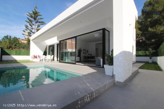  Villa independiente de obra nueva con piscina privada en parcela de 300 m2 - ALICANTE 