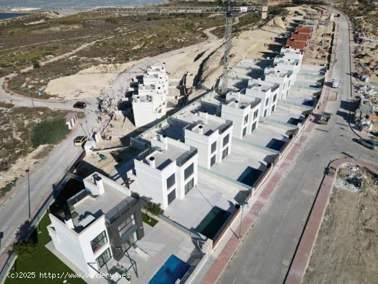 VILLA INDEPENDIENTE DE 3 DORM.DE NUEVA CONSTRUCCIÓN CON PISCINA PRIVADA (MUTXAMEL) - ALICANTE