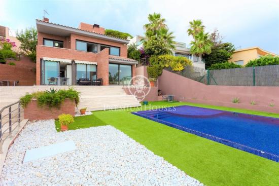  Casa en venta con inmejorables vistas mar y piscina en Calella - BARCELONA 