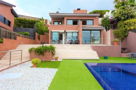 Casa en venta con inmejorables vistas mar y piscina en Calella - BARCELONA