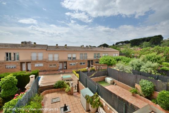 CASA ADOSADA EN VENTA EN CALELLA - CON PISCINA Y GARAJE - BARCELONA