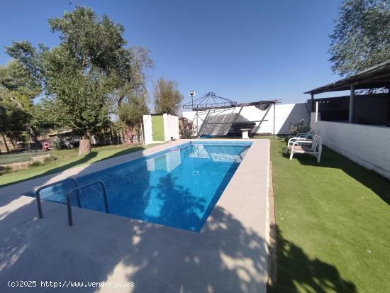  CHALET A 5 KM DE ALCÁZAR DE SAN JUAN CON 6580 M2, VIVIENDA DE 3 DORMITORIOS Y PISCINA - CIUDAD REAL 