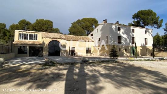 Espectacular masía en proceso de restauración - ALICANTE