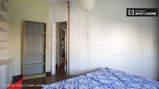 Habitación amueblada con ventana con vista a la calle en piso compartido, Eixample - BARCELONA