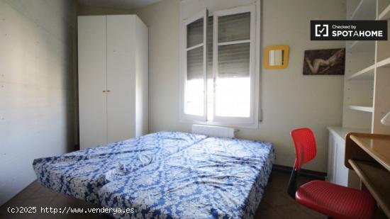 Habitación amueblada con ventana con vista a la calle en piso compartido, Eixample - BARCELONA