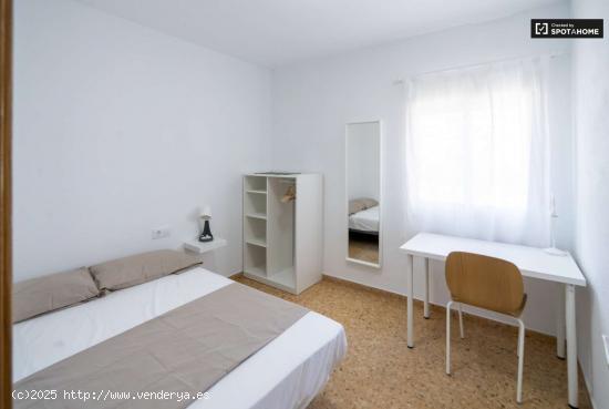  Se alquila habitación en apartamento de 4 dormitorios en Malilla, Valencia - VALENCIA 