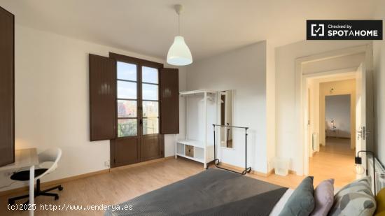 Se alquila habitación en piso de 7 habitaciones en el Raval - BARCELONA