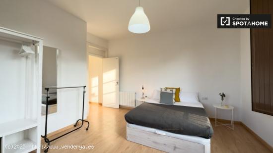 Se alquila habitación en piso de 7 habitaciones en el Raval - BARCELONA