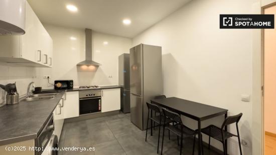 Se alquila habitación en piso de 7 habitaciones en el Raval - BARCELONA