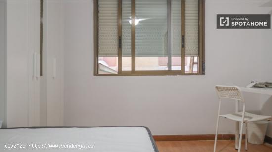 Se alquila habitación en piso de 5 dormitorios en La Elipa - MADRID