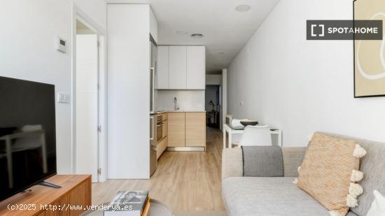 Se alquilan habitaciones en apartamento de 1 dormitorio en Salamanca - MADRID