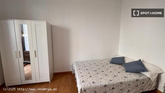 Alquiler de habitaciones en piso de 3 dormitorios en Malasaña - MADRID