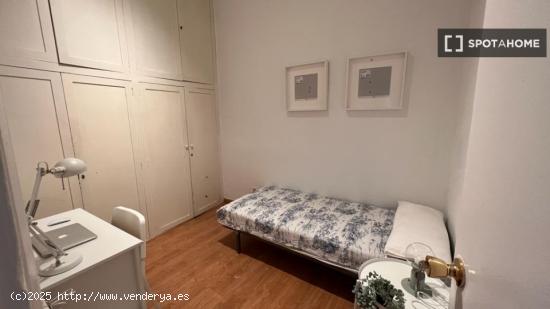 Alquiler de habitaciones en piso de 3 dormitorios en Malasaña - MADRID