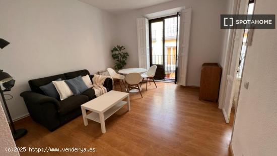 Alquiler de habitaciones en piso de 3 dormitorios en Malasaña - MADRID