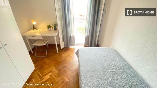 Alquiler de habitaciones en piso de 6 dormitorios en Portazgo - MADRID