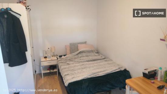 Se alquila habitación en piso compartido en Barcelona - BARCELONA