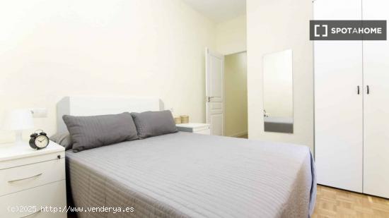 Se alquilan habitaciones en apartamento de 6 dormitorios en Lavapiés - MADRID