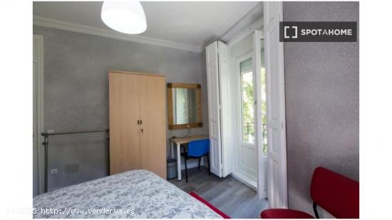 Se alquilan habitaciones en un apartamento de 5 dormitorios en Atocha - MADRID