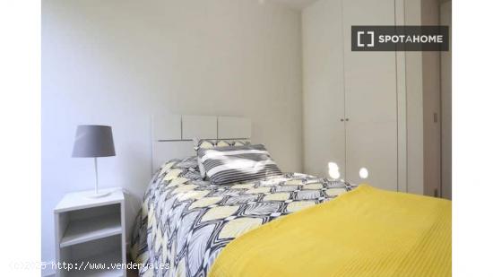 Se alquilan habitaciones en apartamento de 4 dormitorios en Lavapiés - MADRID