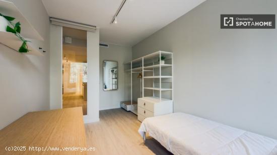 Habitaciones para alquilar en apartamento de 4 habitaciones en Les Corts - BARCELONA