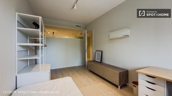 Habitaciones para alquilar en apartamento de 4 habitaciones en Les Corts - BARCELONA