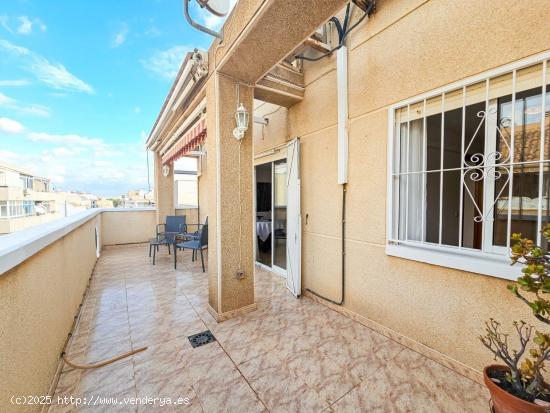 ÁTICO EN EL CENTRO DE TORREVIEJA CON 3 HABITACIONES, 1 BAÑO - ALICANTE