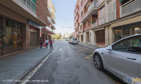 LOCAL COMERCIAL EN EL CENTRO DE PREMIA DE MAR!!!1 - BARCELONA