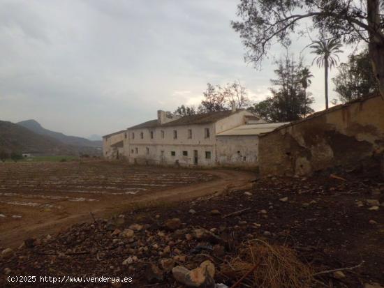 Finca Rústica con Edificaciones Varias - MURCIA