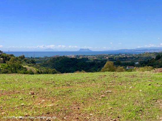 TERRENO URBANIZABLE DE  2.957M2 SITUADO EN LA MILLA DE ORO CON VISTAS AL MAR - MALAGA