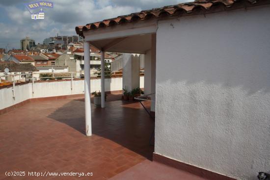 Espectacular casa adosada  de 350 m2  5 hab una de ellas suite,terraza,solárium , chimenea ,garaje.