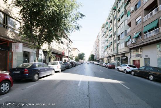 LOCAL EN CALLE ARABIAL - GRANADA