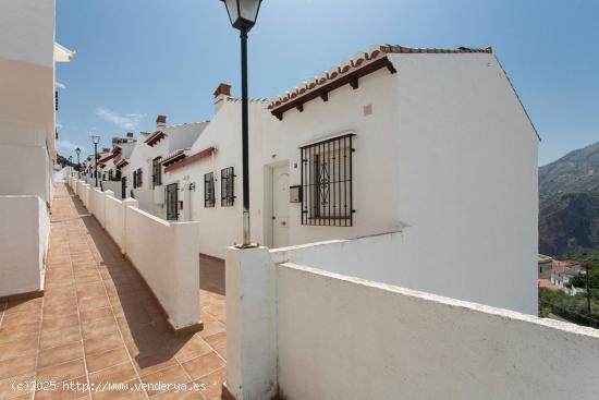 Lentegí.Casa adosada con dos plantas. 2 dormitorios. Baño y 2 aseos. Terraza. Parking - GRANADA