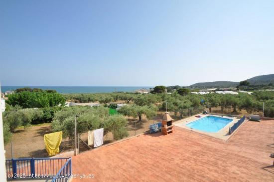 Casita adosada con dos habitaciones. Piscina comunitaria - TARRAGONA