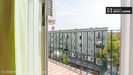 Habitación amueblada con escritorio en un apartamento de 4 dormitorios, L'Olivereta - VALENCIA