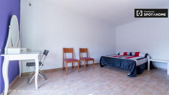 Habitación amueblada con escritorio en un apartamento de 4 dormitorios, L'Olivereta - VALENCIA