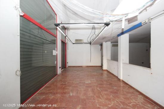 Local esquinero a la venta en Roquetes con dos plantas y patio interior de 20m2. - BARCELONA