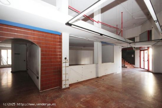 Local esquinero a la venta en Roquetes con dos plantas y patio interior de 20m2. - BARCELONA