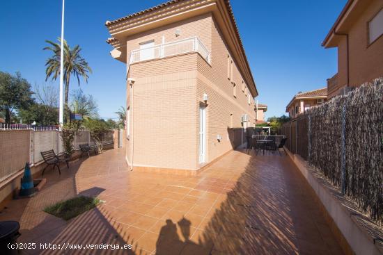 CHALET DE LUJO EN LA COSTA BLANCA JUNTO A LA PLAYA DEL PINET - ALICANTE