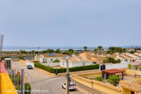 Bungalow en planta alta con solárium privado en El Chaparral - ALICANTE