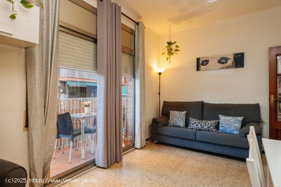 PISO EN VENTA CON BALCÓN Y AMPLIO PATIO - BARCELONA