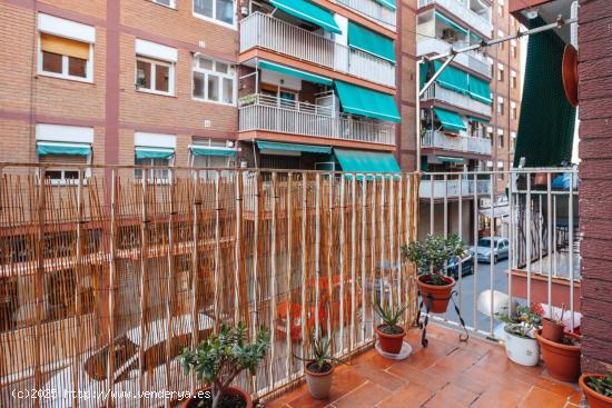 PISO EN VENTA CON BALCÓN Y AMPLIO PATIO - BARCELONA