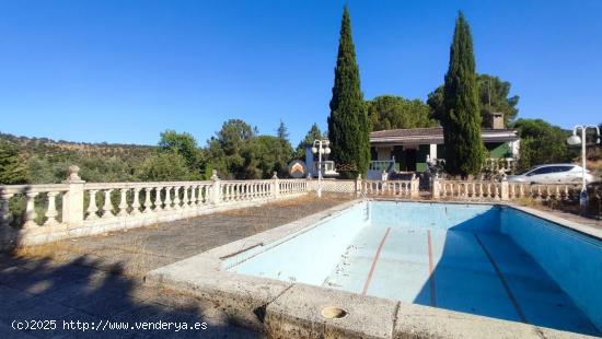 CHALET CON PISCINA EN PARCELA DE 5225 METROS - CACERES