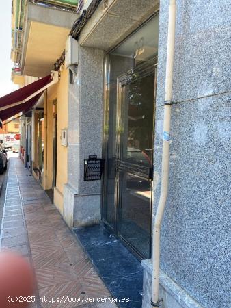 SE VENDE PISO EN EL CENTRO. COCINA, SALÓN, 3 HAB., BAÑO, ASCENSOR. NECESITA REFORMA - LEON