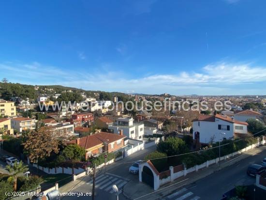 impecable casa nueva de 325m2 con amplio jardin y piscina en Montemar - BARCELONA